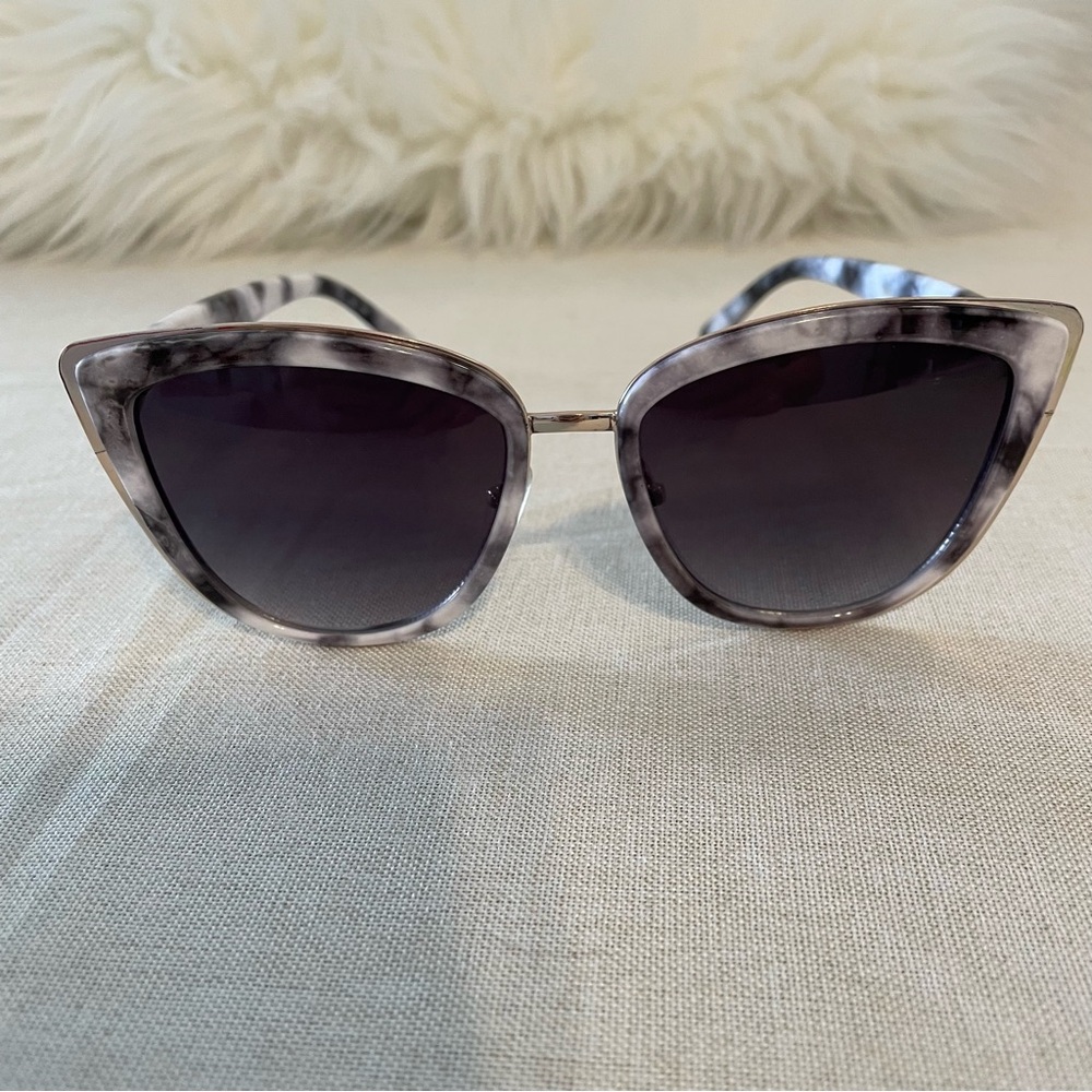 🌷3/$15 Cat Eye Sunglasses GUC